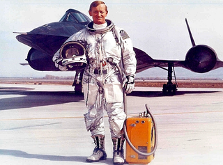 Illustration for article titled Cuando su avión SR-71 Blackbird se desintegró a Mach 3, este piloto sobrevivió a una caída libre desde el espacio
